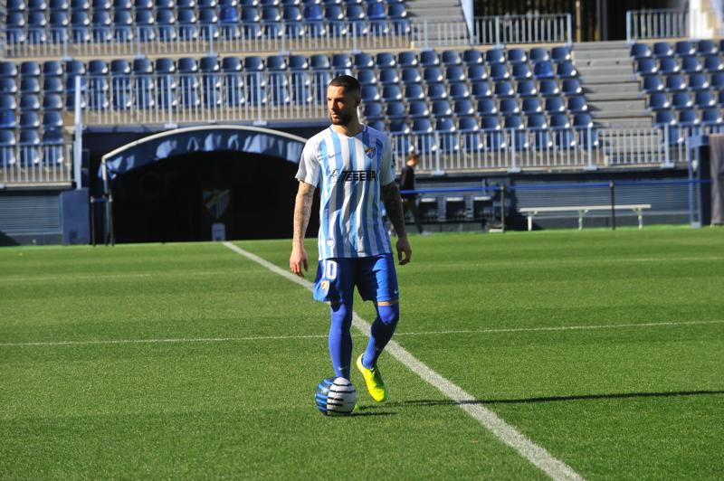 El Málaga presentó en La Rosaleda a su nueva incorporación: Tete Morente. El gaditano, que entrenó ya con sus nuevos compañeros este jueves, se mostró ilusionado en su primera exposición pública como jugador malaguista. 