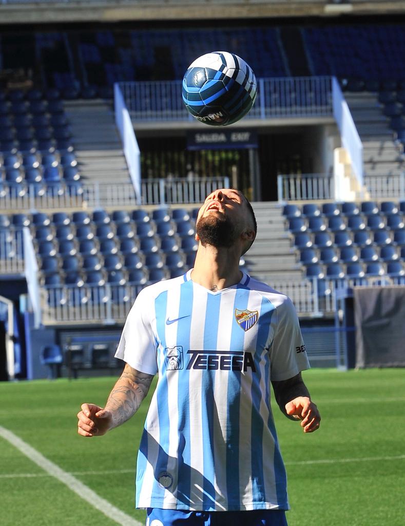 El Málaga presentó en La Rosaleda a su nueva incorporación: Tete Morente. El gaditano, que entrenó ya con sus nuevos compañeros este jueves, se mostró ilusionado en su primera exposición pública como jugador malaguista. 