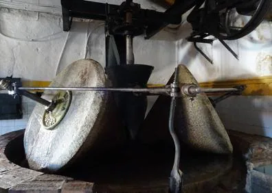 Antigua Máquina De Producción De Aceite De Oliva, Molino De Piedra