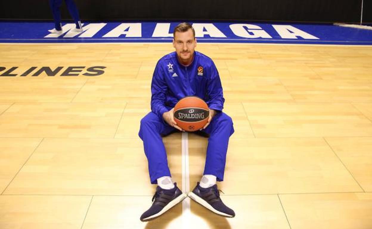 Zoran Dragic, posa en la pista del Palacio con la camiseta del Efes en 2018.