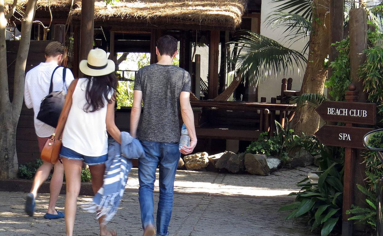 Turistas en las instalaciones del hotel Marbella Club. 