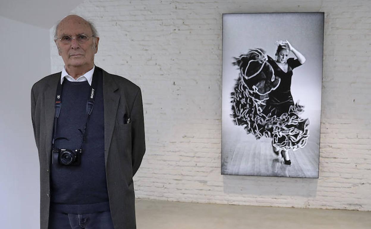 Carlos Saura, junto a la imagen de Lola Flores en el rodaje de 'Sevillanas' (1991). 