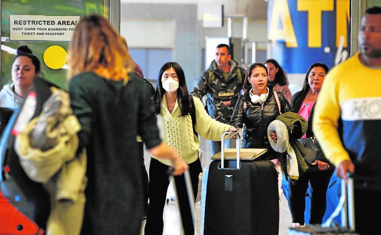 Turistas, llegando al aeropuerto de Málaga. 