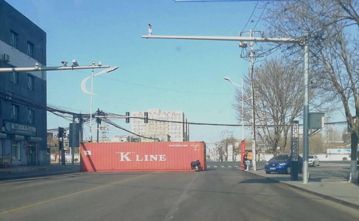 Colocan contenedores en las calles de Pekín para evitar que los residentes abandonen el lugar. 