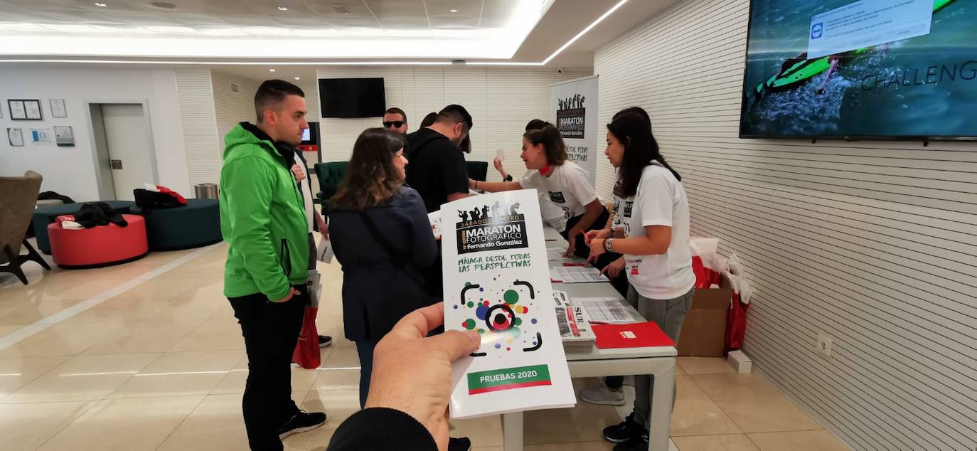 La prueba, que cumple este año su décima edición, reúne a decenas de aficionados al mundo de la imagen en Málaga para pasar una jornada lúdica y de convivencia en torno a la fotografía