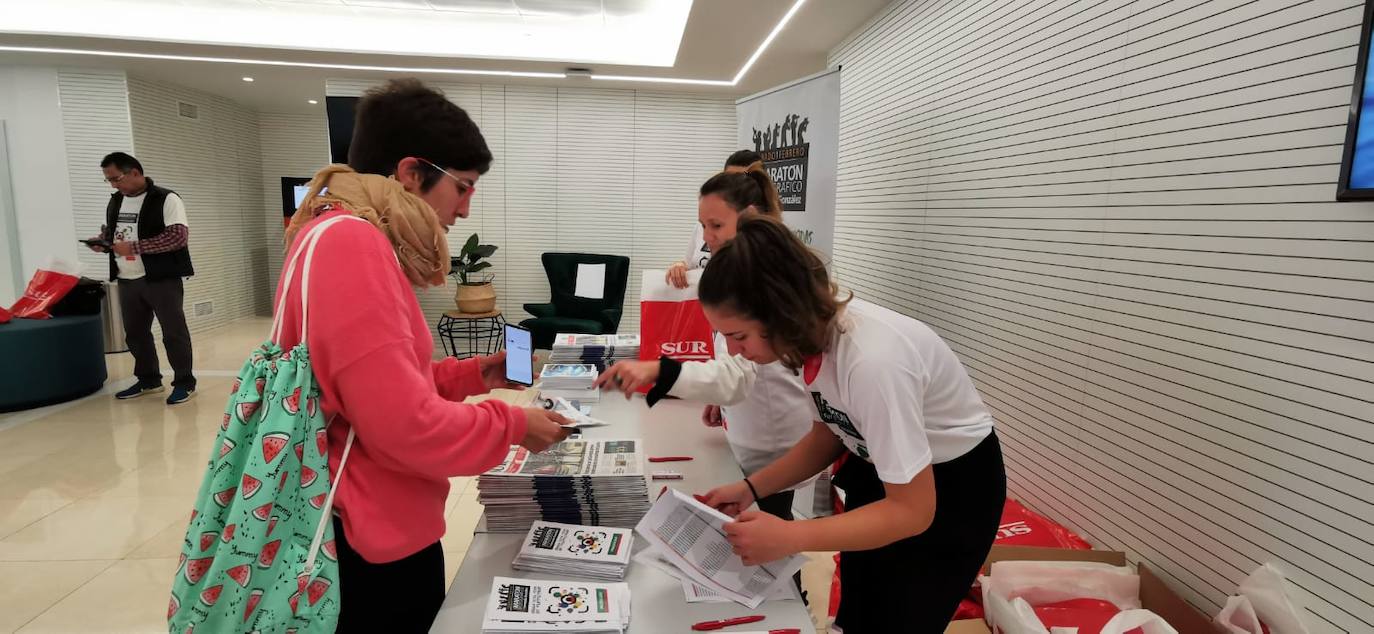 La prueba, que cumple este año su décima edición, reúne a decenas de aficionados al mundo de la imagen en Málaga para pasar una jornada lúdica y de convivencia en torno a la fotografía