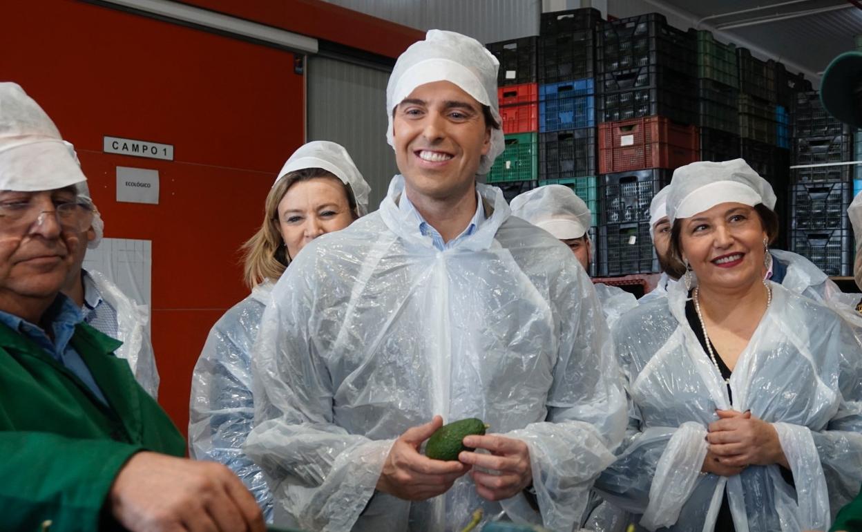 Pablo Montesinos y Carmen Crespo, en una visita realizada ayer a Frutas Montosa.