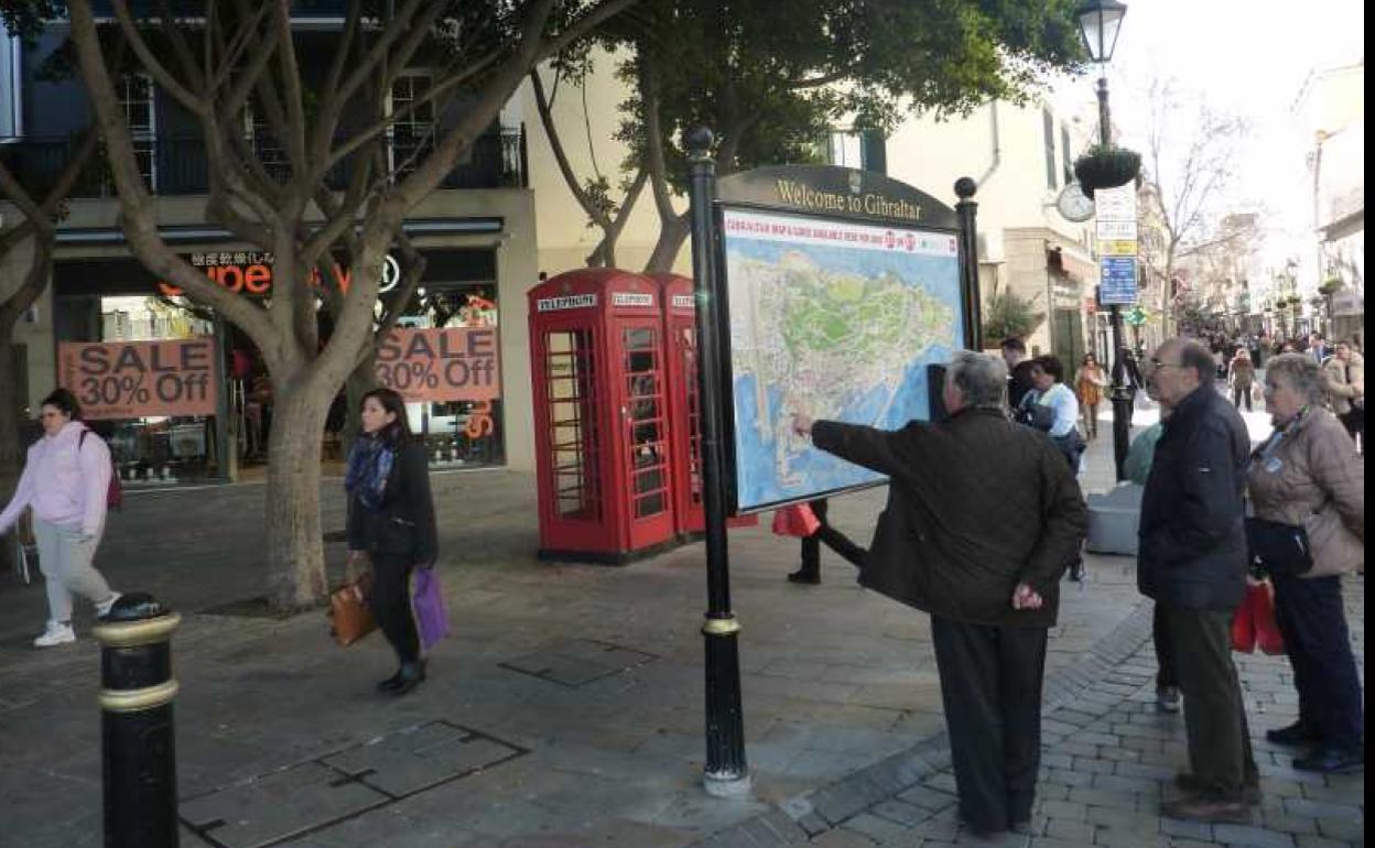 Turistas y locales, en una esquina de Gibraltar