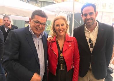 Imagen secundaria 1 - Numerosos invitados asistieron a la presentación de las IVJornadas de La Cuchara en El Rescoldo. Sobre estas líneas, en la primera foto José Porras, Carolina España y Javier Frutos. En la segunda, Fernando Valverde y José de Vicente.