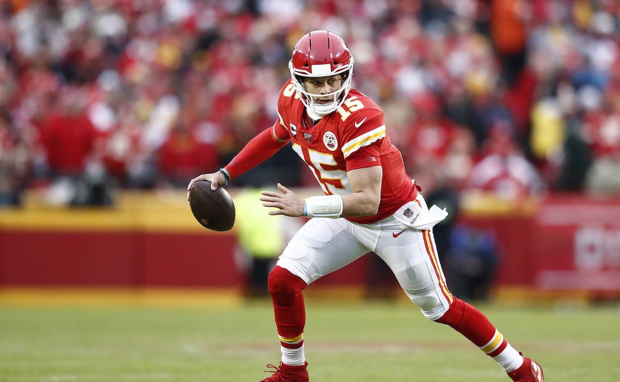 Patrick Mahomes, en una acción del partido de la Ronda Divisional que midió a los Chiefs con los Texans. 