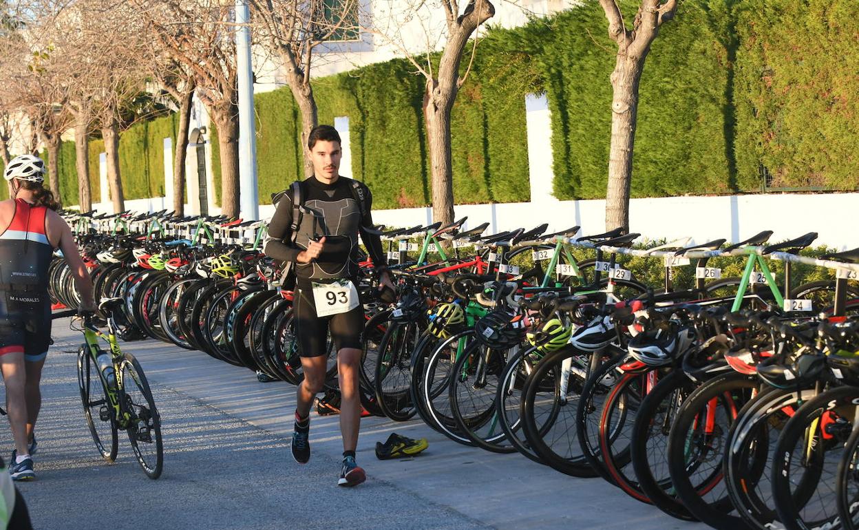 La transición de los duatletas del segmento de carrera a pie a la bicicleta. 