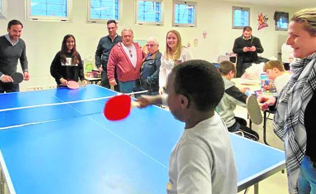 Pérez y Doña juegan con Hiba Zahara y Dauda una partida de ping pong.