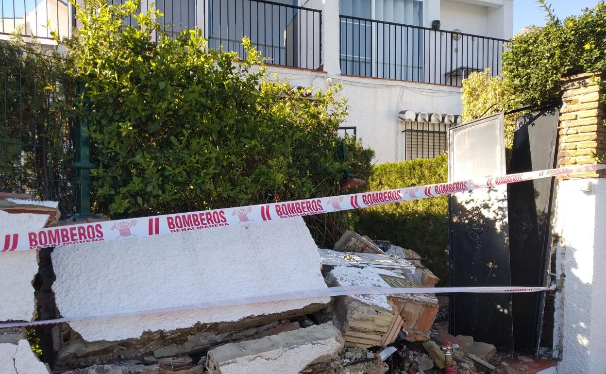 La imagen muestra la fachada de la casa en la calle Acapulco 1, tras el impacto del vehículo. 