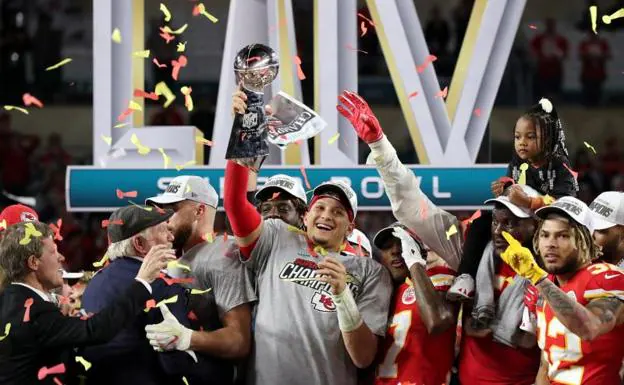 Patrick Mahomes celebra el título de campeón de la Super Bowl.