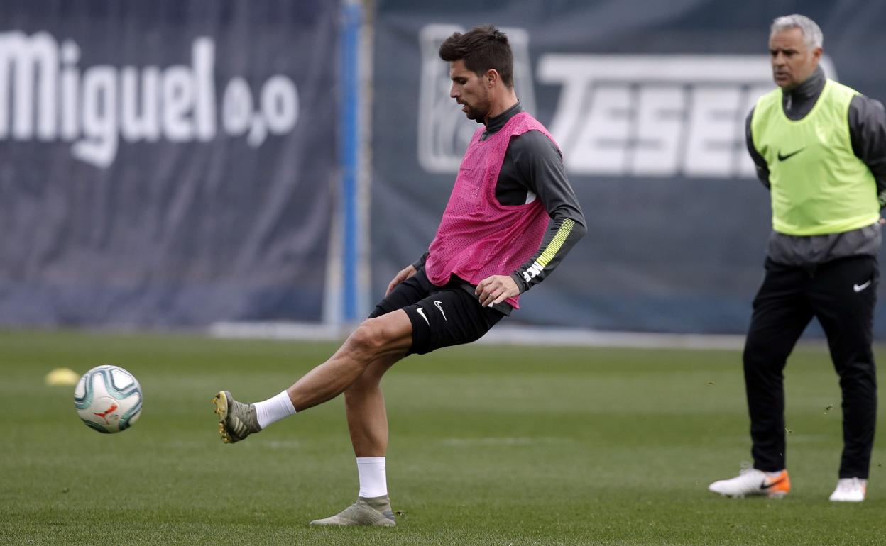 Adrián golpea un balón en el entrenamiento de hoy.