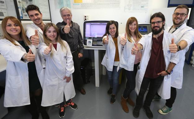 Emilio Alba y profesionales que se encargan de la secuenciación de los tumores en el CIMES de la Universidad de Málaga. 