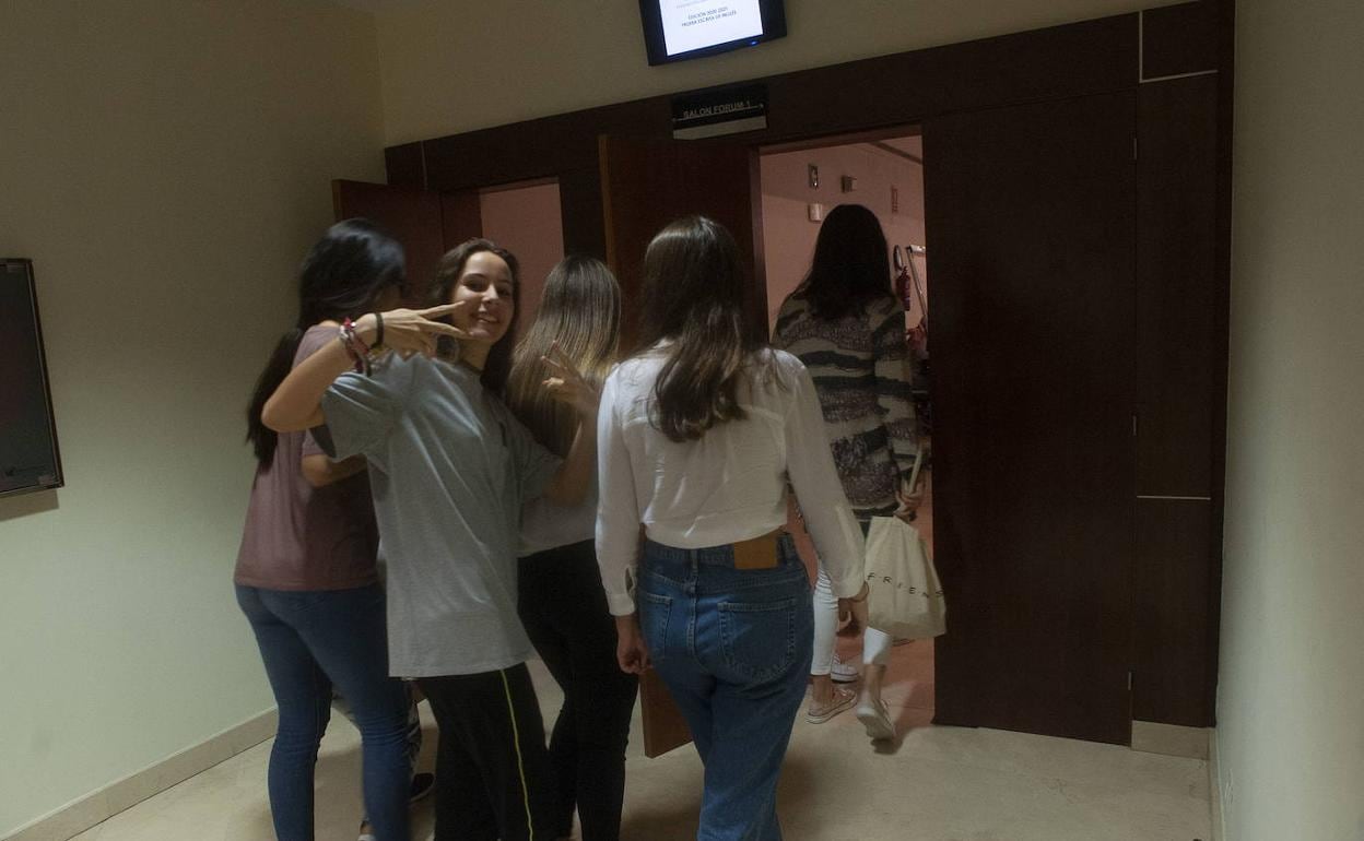 Unas jóvenes, a la entrada al salón donde se realizaron los exámenes el pasado noviembre. 