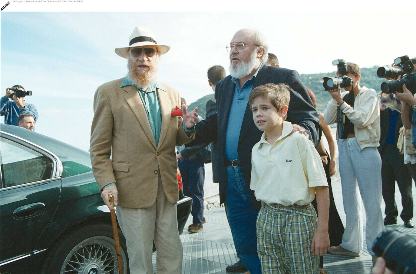 José Luis Cuerda, Fernando Fernán Gómez y el niño Manuel Lozano, intérpretes de la película 'La lengua de las mariposas' en el Festival de Cine de San Sebastián de 1999.