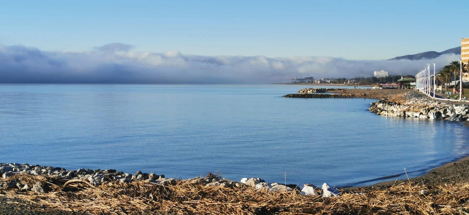 La capital malagueña ha amanecido bajo el manto del taró, una palabra de origen fenicio que se refiere a la también llamada boria, esto es, niebla de advección marítima 