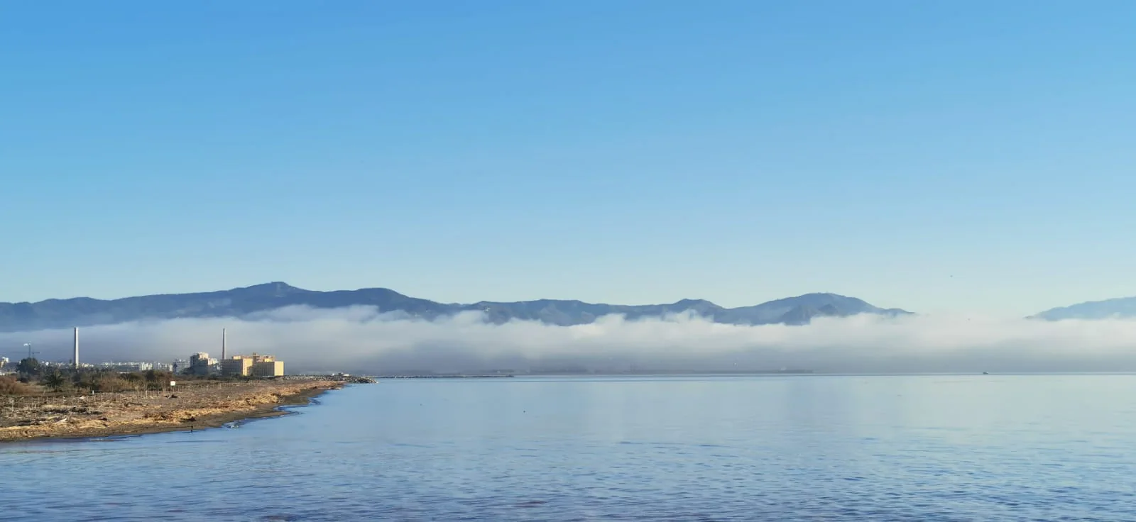 La capital malagueña ha amanecido bajo el manto del taró, una palabra de origen fenicio que se refiere a la también llamada boria, esto es, niebla de advección marítima 