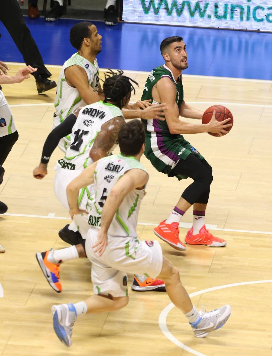 El conjunto malagueño recibió al equipo turco en un partido clave cara a la siguiente fase de la Eurocup