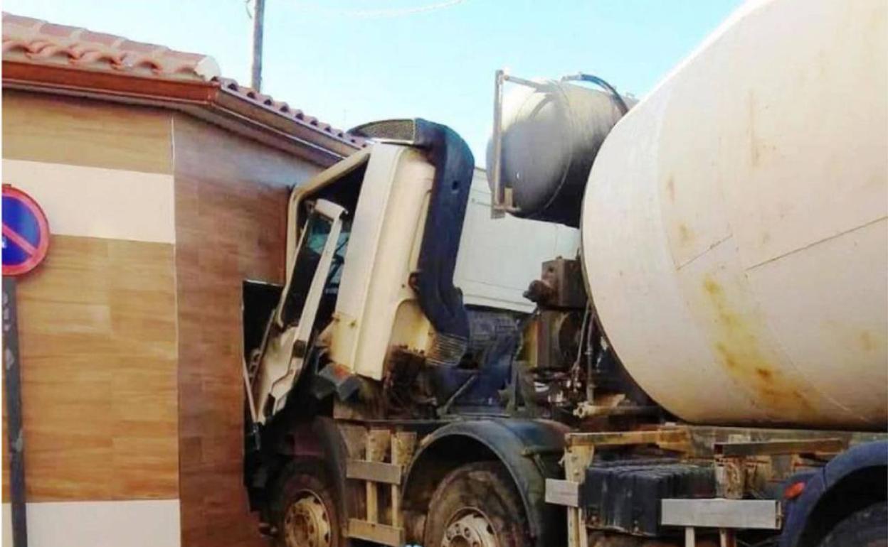 Estado en el que quedó la casa y la hormigonera tras recorre 300 metros sin conductor en la localidad de La Solana (Ciudad Real).