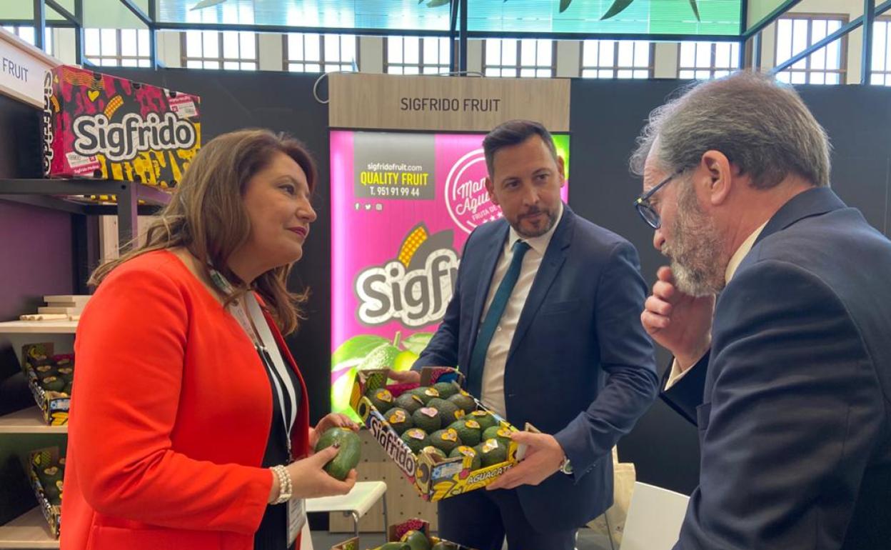 La consejera Carmen Crespo en el expositor de Sigfrido Fruit ayer en Fruit Logistica.