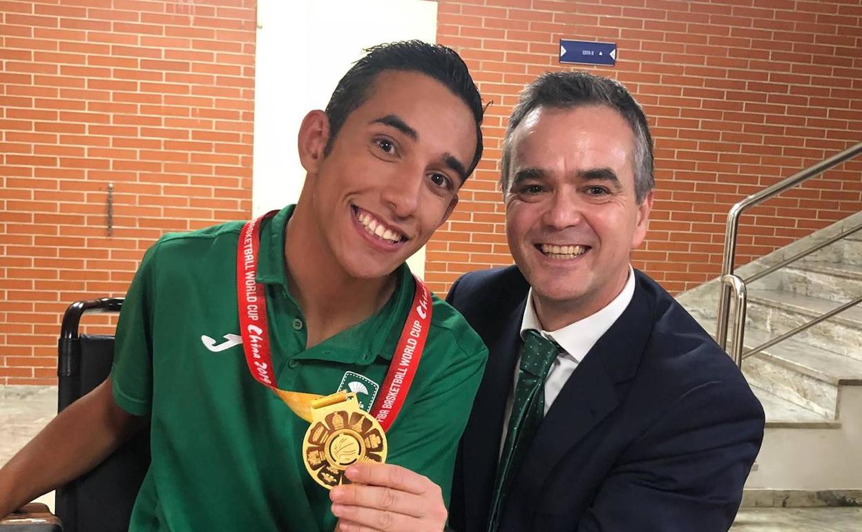 Francisco Manuel Lara, con Ángel Sánchez Cañete, ayudante de Luis Casimiro y también de Sergio Scariolo en la selección española de baloncesto. 