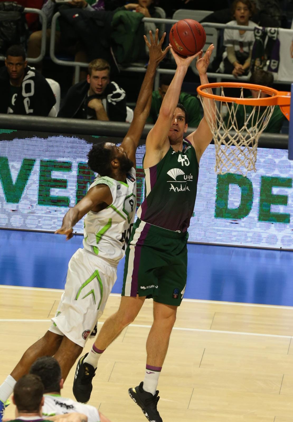 El conjunto malagueño recibió al equipo turco en un partido clave cara a la siguiente fase de la Eurocup