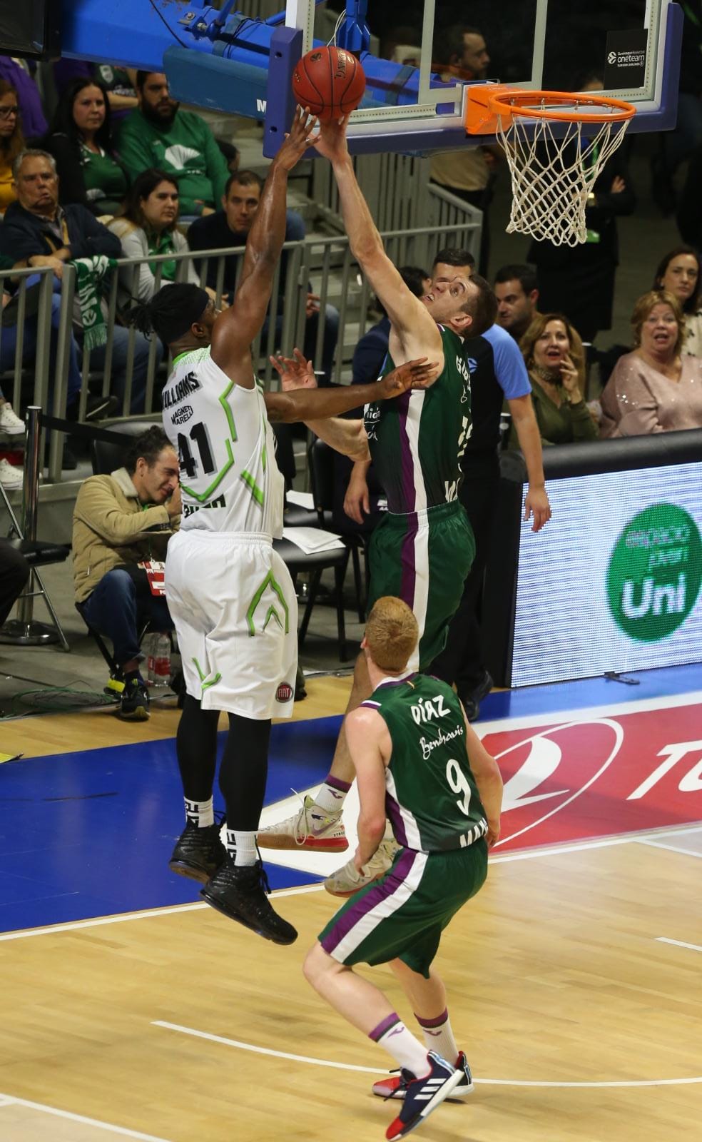 El conjunto malagueño recibió al equipo turco en un partido clave cara a la siguiente fase de la Eurocup