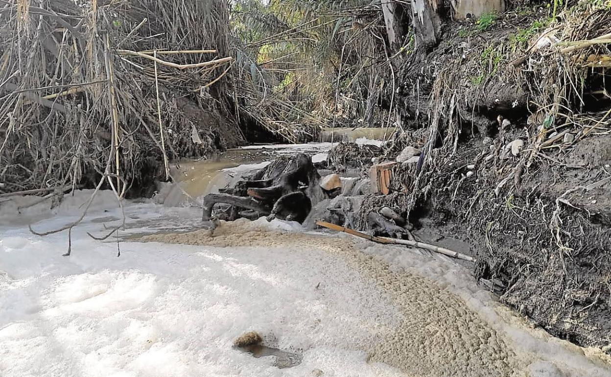 Un punto del arroyo de la Villa, en el que se canalizan las aguas fecales de Alhaurín el Grande. 