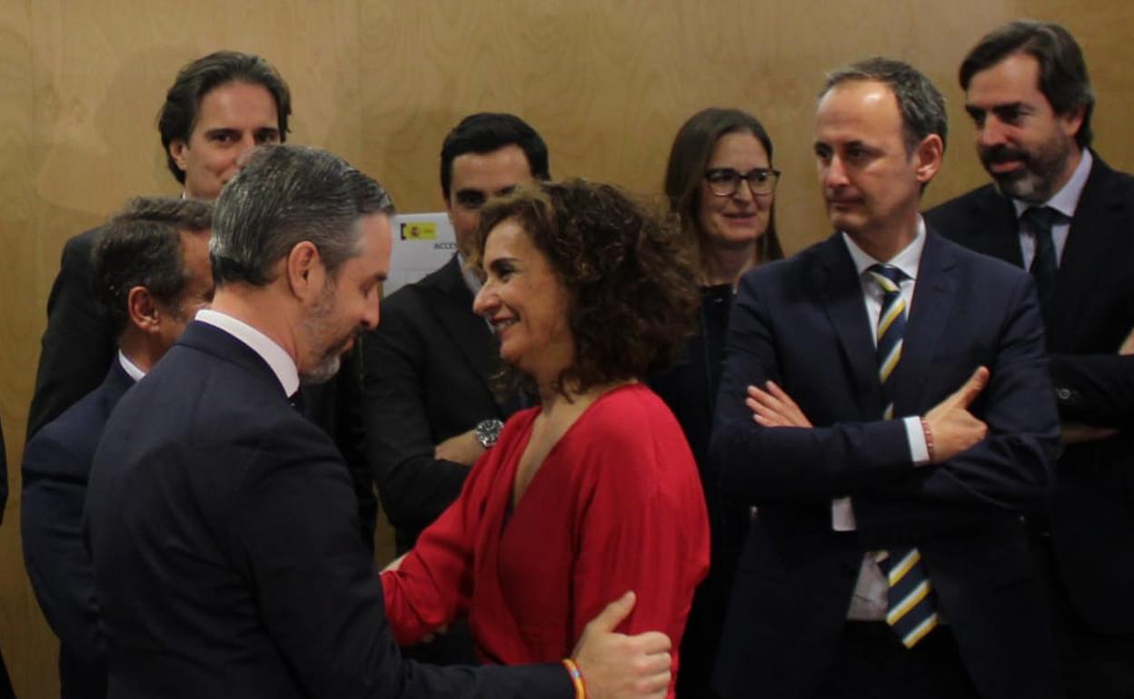 María Jesús Montero saluda al consejero andaluz de Hacienda, Juan Bravo, al entrar en la reunión.