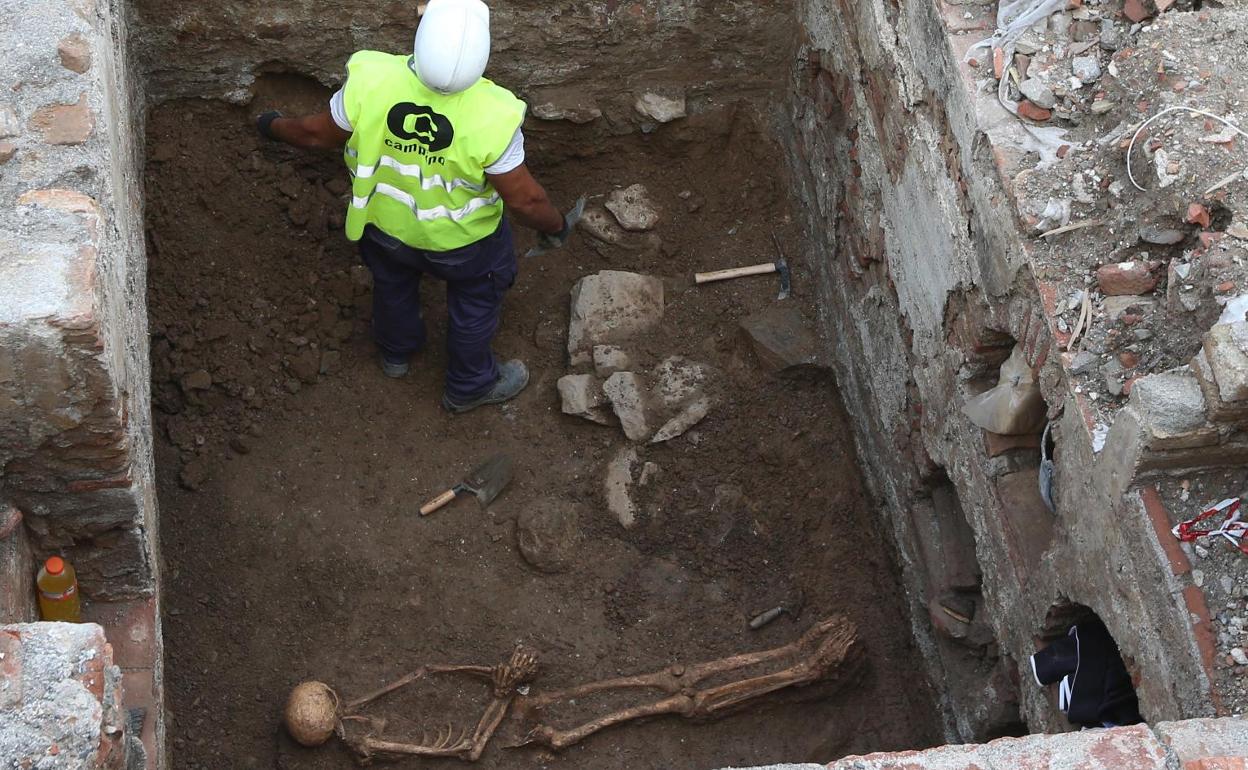 Aparece un esqueleto completo en las excavaciones del solar del Astoria
