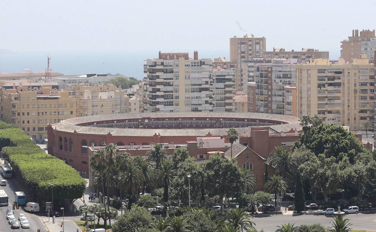 Vista exterior de la plaza de toros de Málaga.