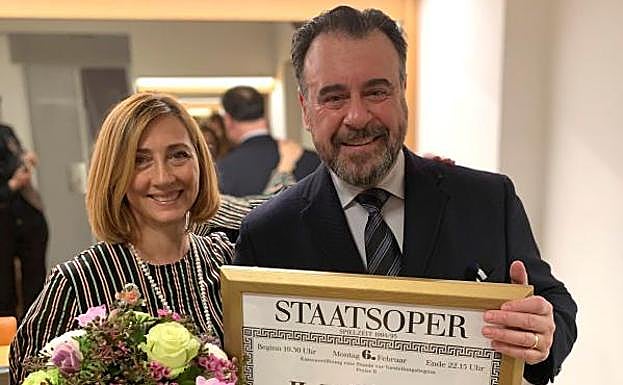 Carlos Álvarez posa con el cartel de su primera actuación en la Ópera de Viena.