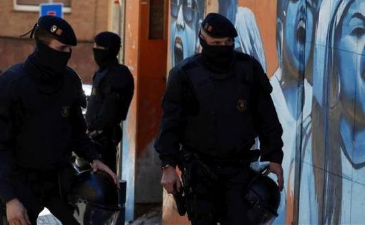 Los Mossos durante una operación de desalojo.