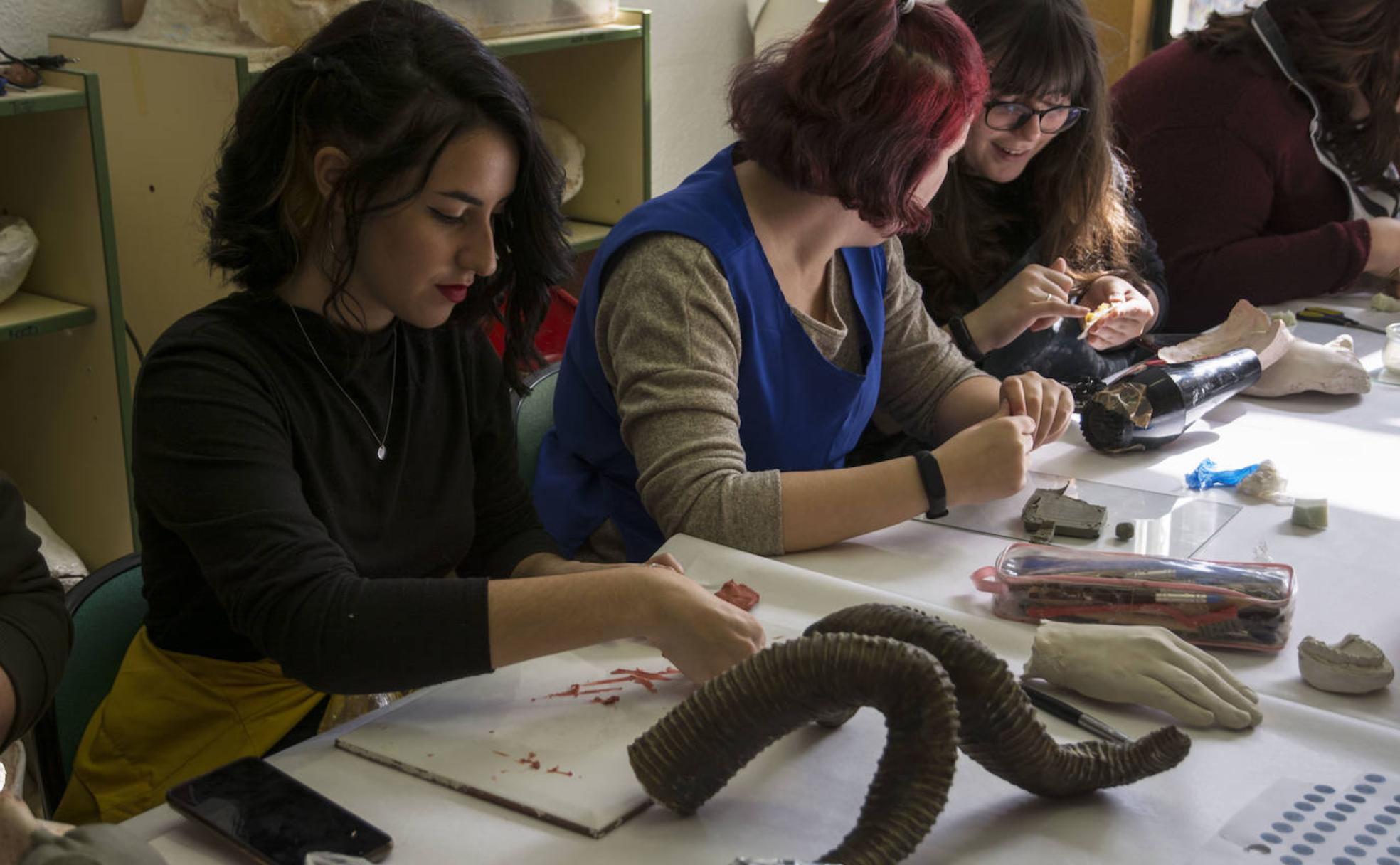 Las estudiantes preparan sus creaciones para el próximo Freakcon, que se celebra en marzo. 