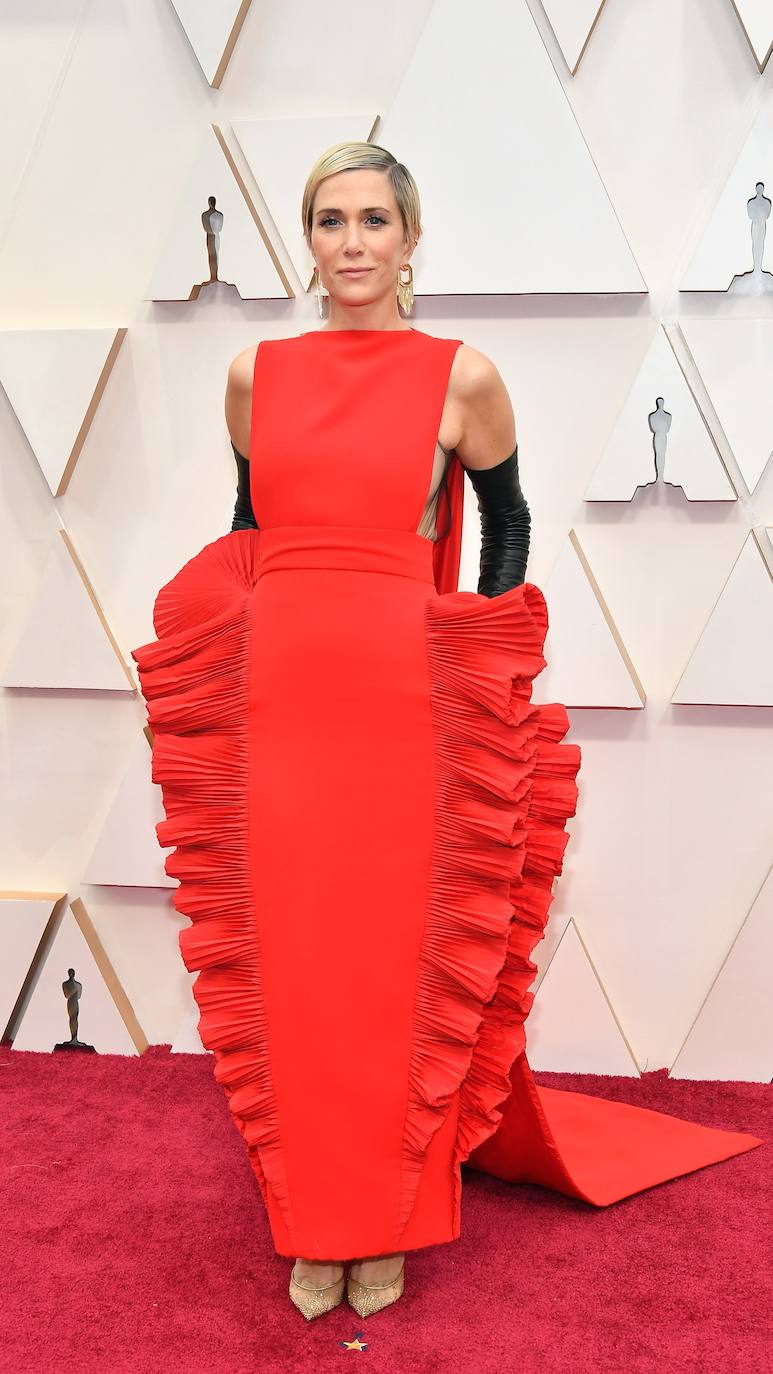 Kristen Wiig se atrevió con un llamativo Valentino con diseño origami y volantes plisados de esos que o lo amas o lo odias. Y de hecho, fue de los más comentados en redes como Twitter. Remató el look con unos elegantes guantes altos negros.
