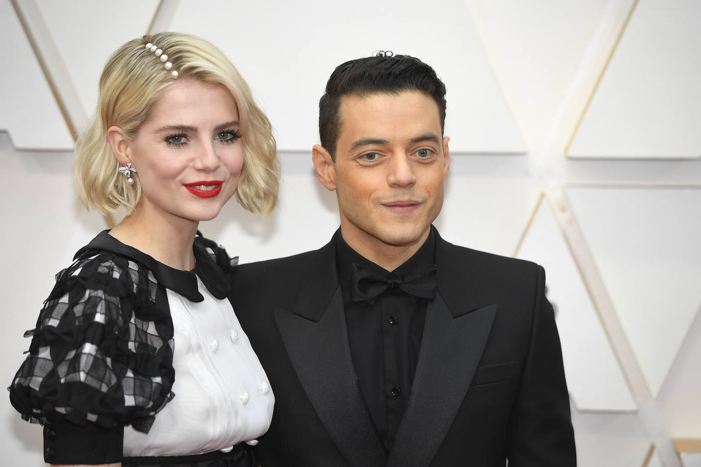 En el look de Lucy Boynton ponemos el foco en su peinado. Ojo con esta tendencia que llega pisando fuerte. Ya la vimos en los Goya y en los Oscar también ha tenido su cuota. Se trata de rematar la raya del pelo con aplicaciones. Un toque fashionista con el que la actriz logró realzar y aportar modernidad a su romántico vestido de Chanel bicolor con cuello bebé y mangas globo. 