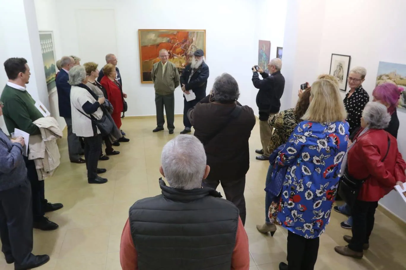 Rafael Jaime inaugura su exposición ‘Antológica’ en la sala Manuel Barbadillo. En la foto, un momento de la inauguración.