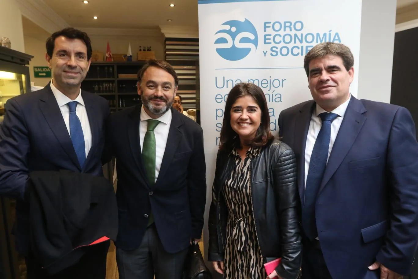 El Foro de Economía invita a Jaime Ordóñez. En la foto, Jesús González, Carlos Martínez, Belén Jurado y Juan Luis Cebrián.
