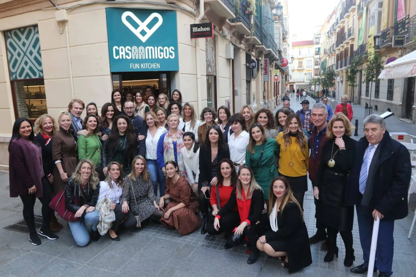 El grupo de mujeres que conforma Que trabaje Rita se reúneen el restaurante Casa Amigos en su quedada mensual. Foto de familia de todas las asistentes con Manolo Sarria y Bigote Arrocet.