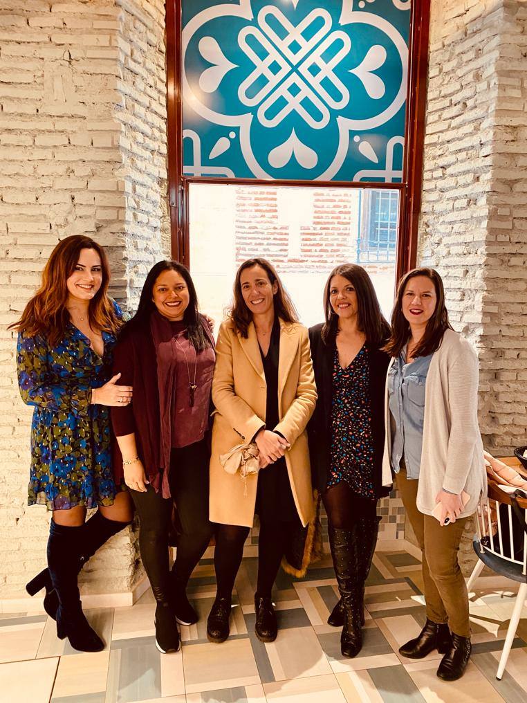 El grupo de mujeres que conforma Que trabaje Rita se reúneen el restaurante Casa Amigos en su quedada mensual. En la foto, Silvia Bayolo, Dirny Clemente, Regina Apalategui, Gema Rojas y Claudia Cano.