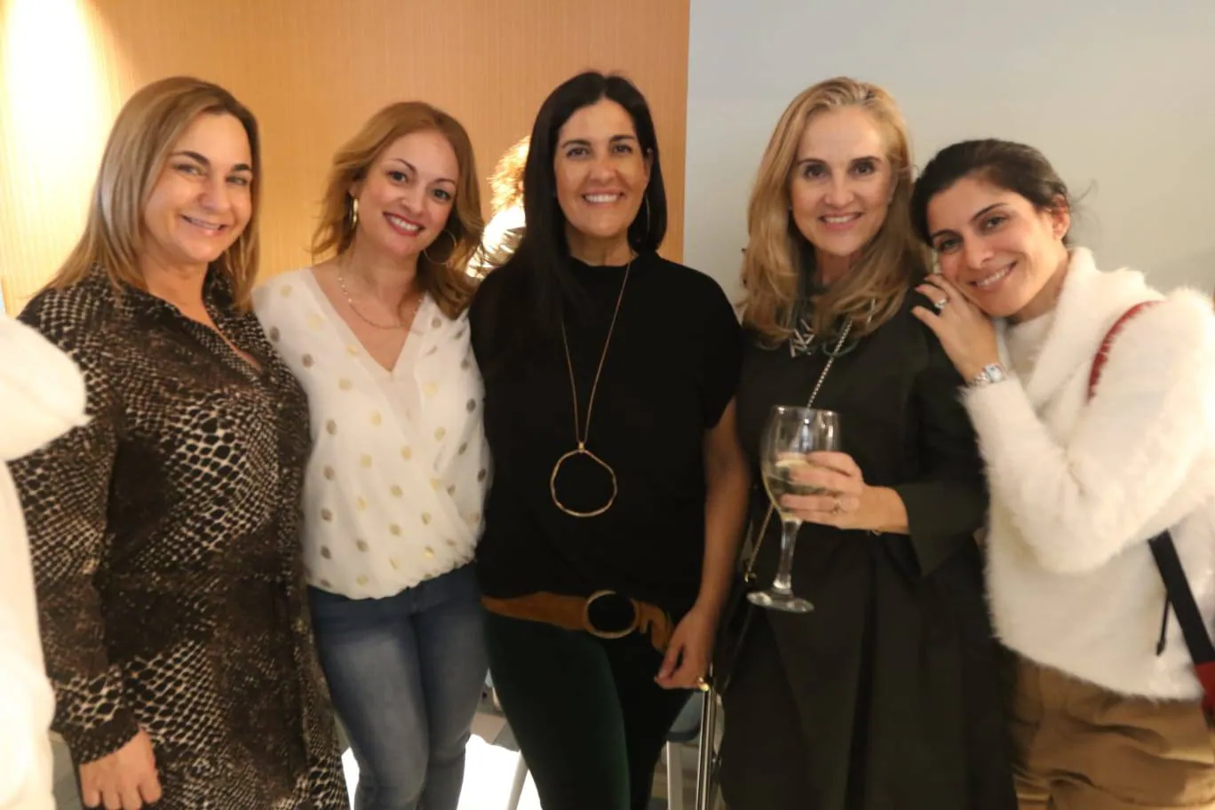 El grupo de mujeres que conforma Que trabaje Rita se reúneen el restaurante Casa Amigos en su quedada mensual. En la foto, María Alonso, Conchi Domínguez, Eva Ibáñez, Mavi Artillo e Inma Muñoz.