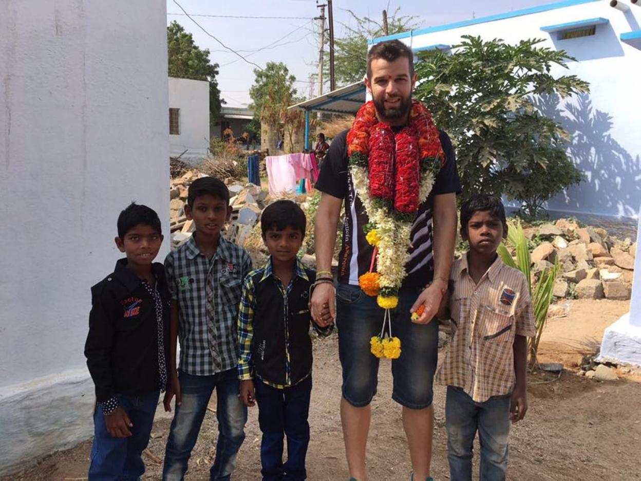 El deportista malagueño, junto a un grupo de menores en la India. 