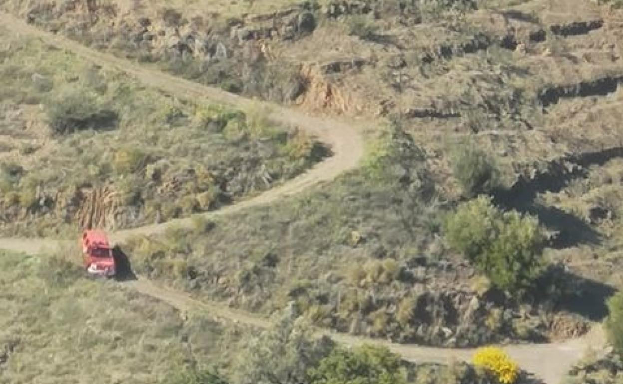 Fallece una turista belga de 65 años tras caerse con su vehículo por un barranco de 200 metros en Árchez