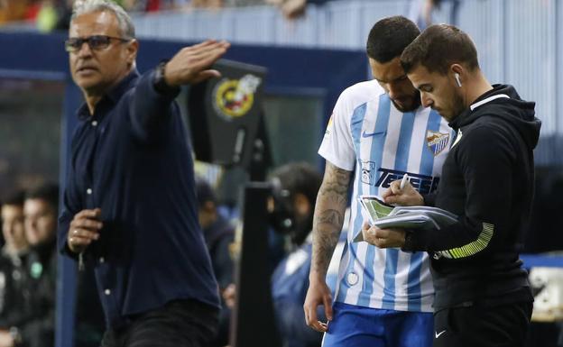 De fondo, Tete Morente recibe instrucciones del segundo entrenador, Manuel Sánchez, meintras Pellicer dirige desde la zona técnica.