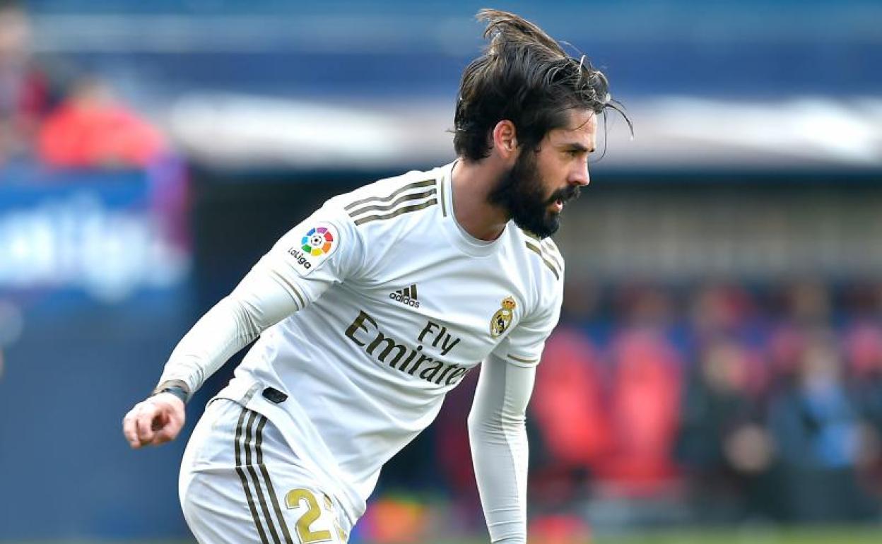 Isco celebra el gol que abrió la cuenta del Real Madrid en El Sadar. 