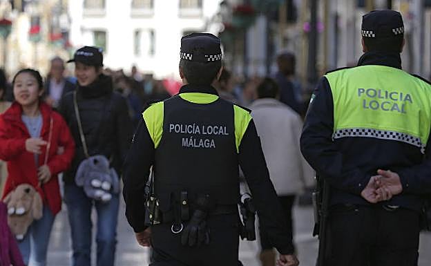 Agentes de la Policía Local de Málaga patrullando por el Centro. 