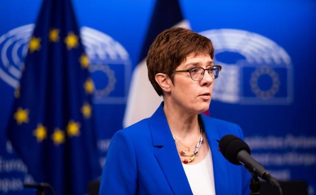 Annegret Kramp-Karrenbauer durante una conferencia de prensa 